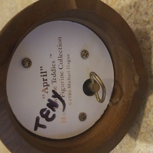 Vintage Lovable Teddies by Michael Hague APRIL Easter bear musical figurine 1986 - Picture 3 of 12